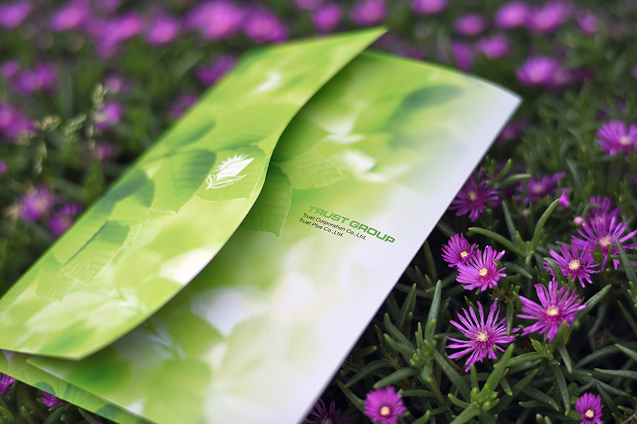 巻三つ折りパンフレット（変形）サンプル画像