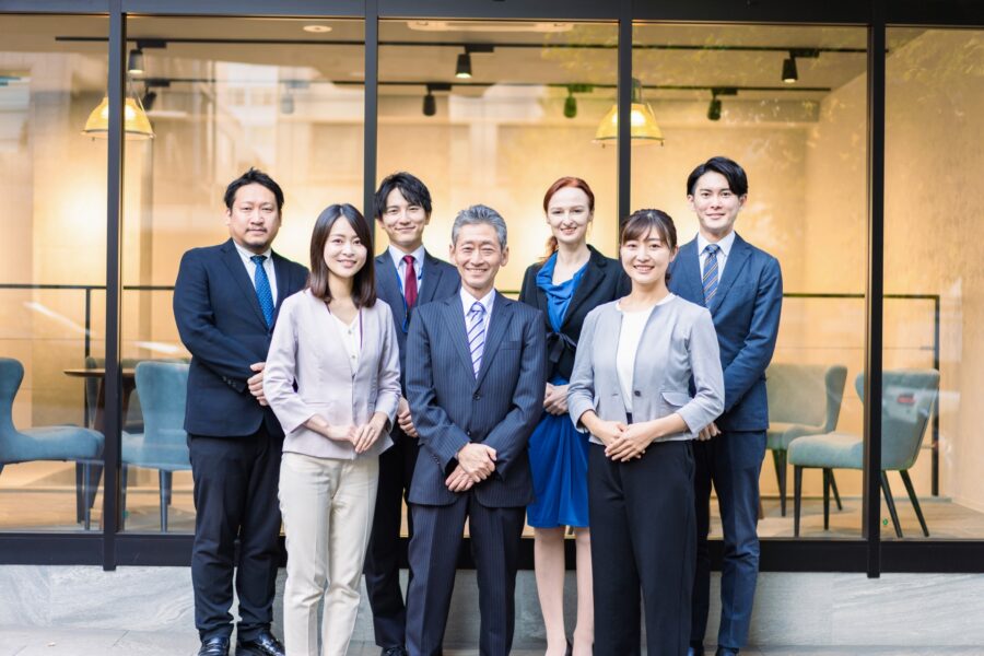 採用サイト用に社員の集合写真を撮影している様子