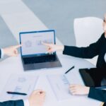 前橋の企業がホームページリニューアルについて打ち合わせる様子