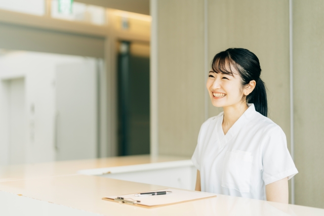 初めて来店する人を迎える受付スタッフのイメージ