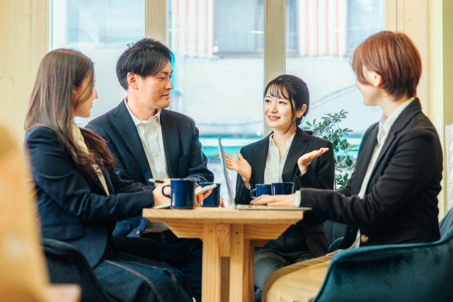 会社紹介動画の内容を社内で確認する担当者