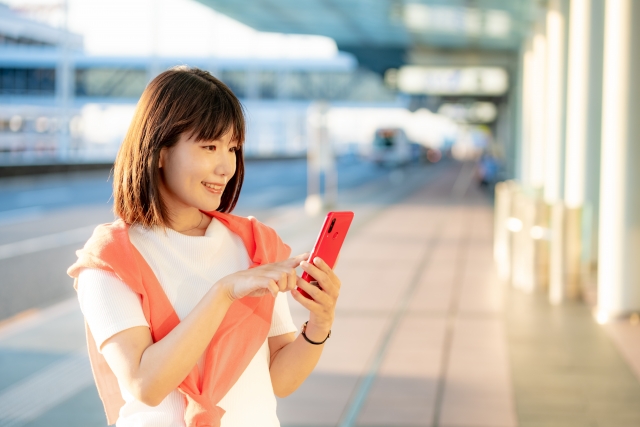 世田谷区の店舗をスマートフォンで検索して確認する利用者