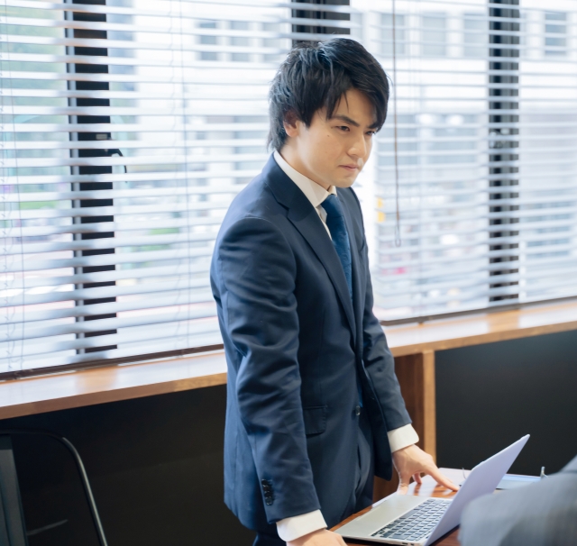 高崎でホームページ制作について相談する企業担当者