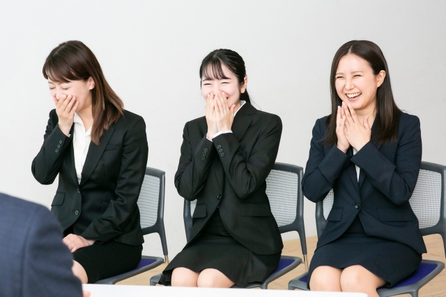 群馬で採用サイト制作について相談する企業担当者と応募者