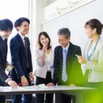 採用LPに掲載する情報を話し合う企業担当者