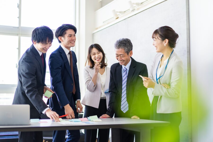 採用LPに掲載する情報を話し合う企業担当者