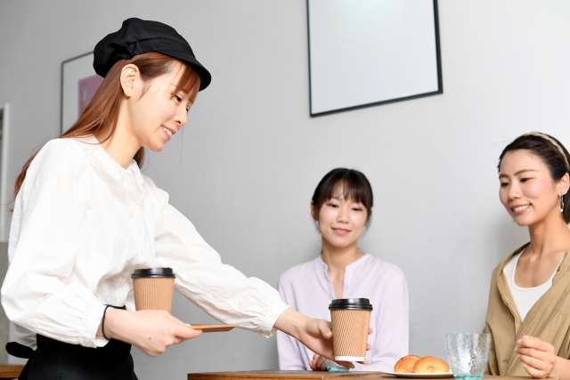 店舗スタッフがお客様に対応する様子