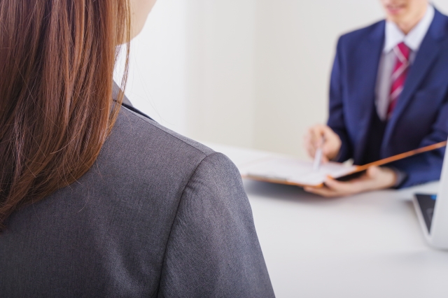 高崎でホームページ制作について相談する企業担当者
