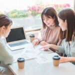 ホームページとパンフレットのデザインについて社内で話し合う様子