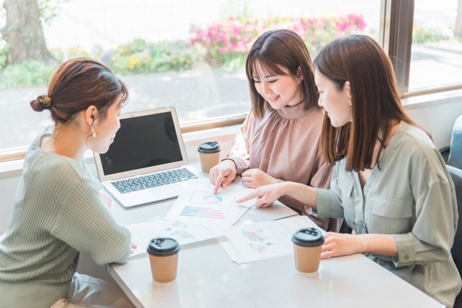 ホームページとパンフレットのデザインについて社内で話し合う様子