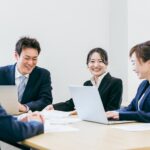 群馬の企業がホームページ公開後の運用について話し合う様子