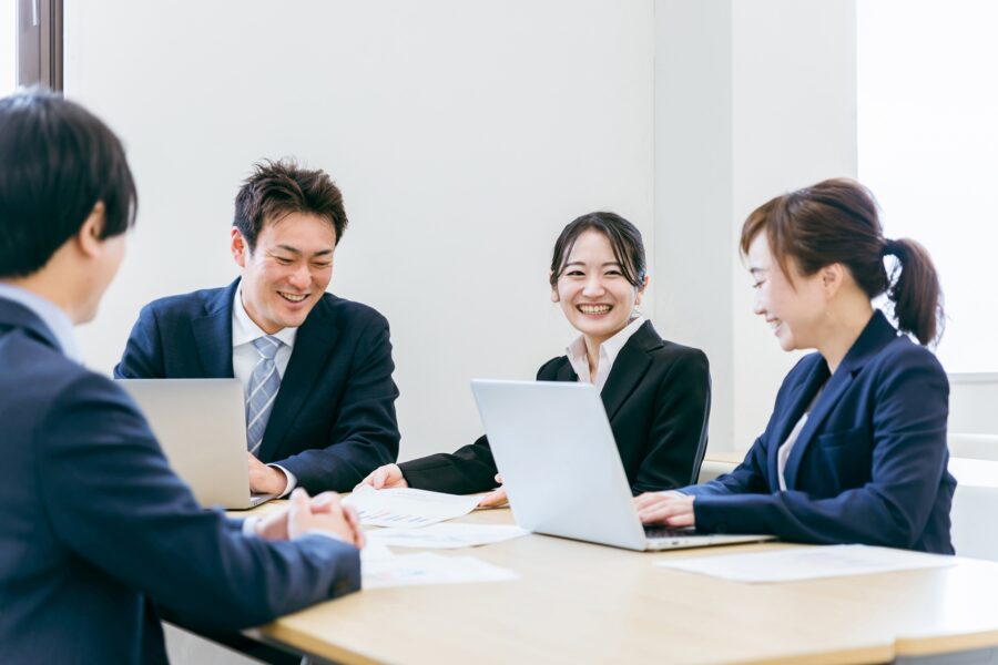 群馬の企業がホームページ公開後の運用について話し合う様子