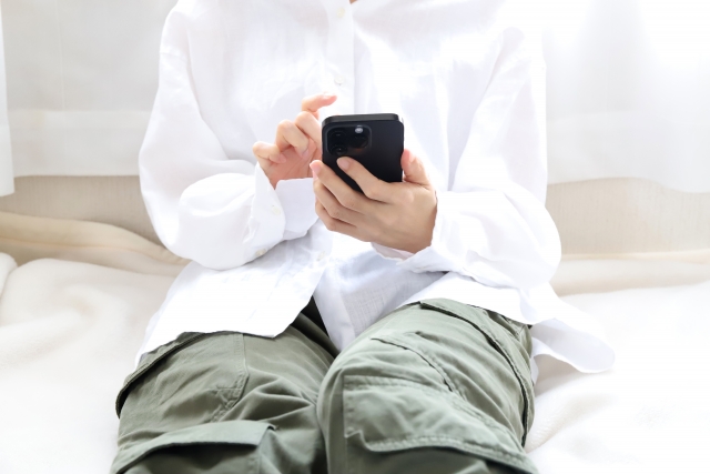 Web広告からスマートフォンでランディングページを見るユーザー
