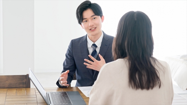 Web広告とランディングページ制作について相談する企業担当者