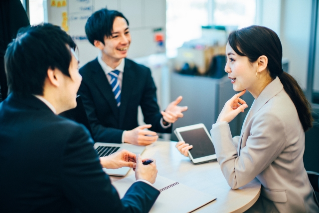 ホームページ制作の方向性について打ち合わせをする担当者