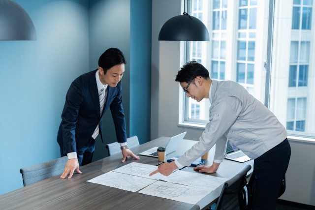 企業ロゴのデザイン案を社内で確認する担当者