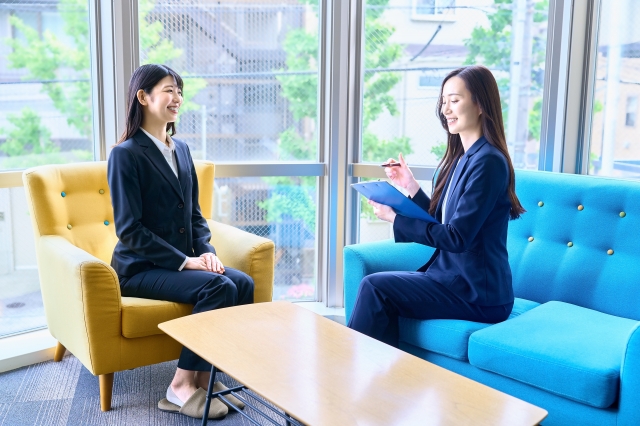 採用サイトと求人媒体の役割を検討する採用担当者