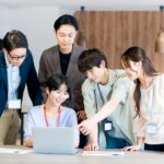 企業ロゴの見直しについて話し合う担当者