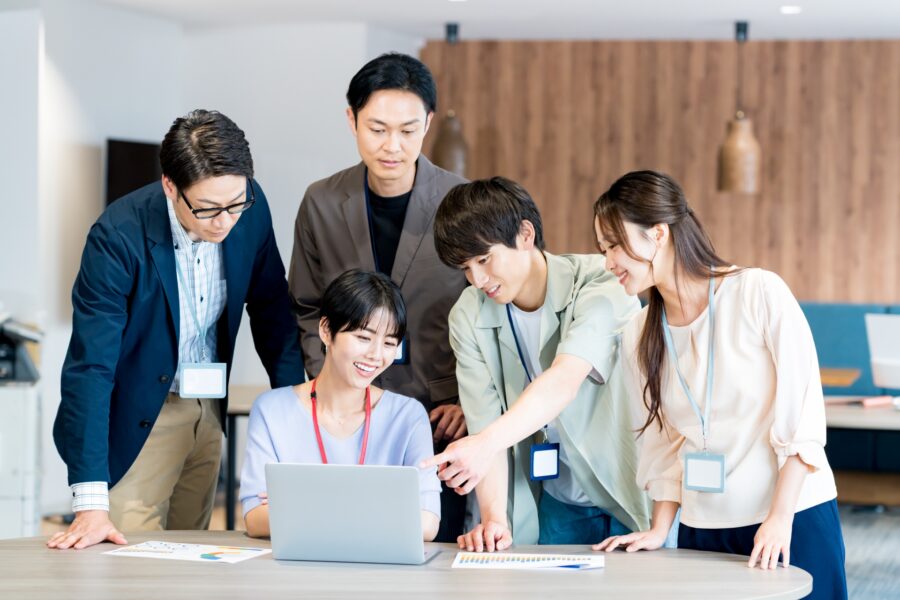 企業ロゴの見直しについて話し合う担当者