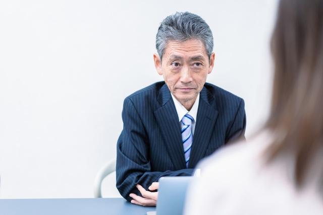 採用サイトに掲載する社員インタビューを行う様子