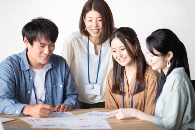 企業ホームページに必要なページと構成を社内で検討する様子