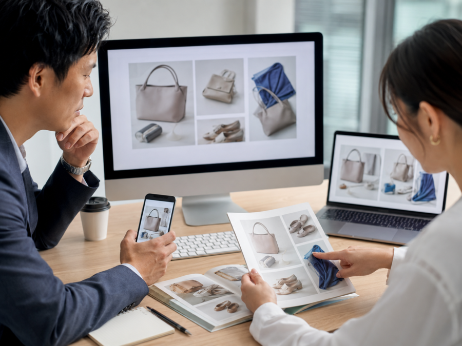 商品写真をパソコンとスマートフォンと印刷物で確認する担当者