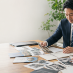 企業の周年記念に向けて昔の写真や会社資料を整理する様子