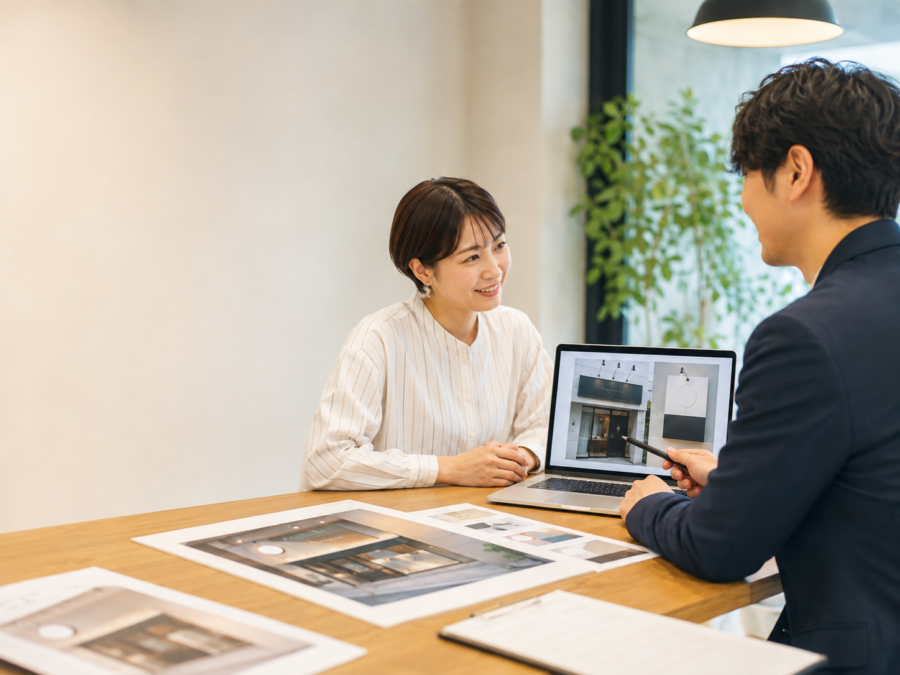 会社看板のデザインと改修について相談する企業担当者