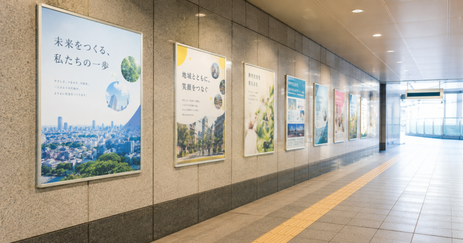 施設内に掲示された複数のポスターを見るイメージ
