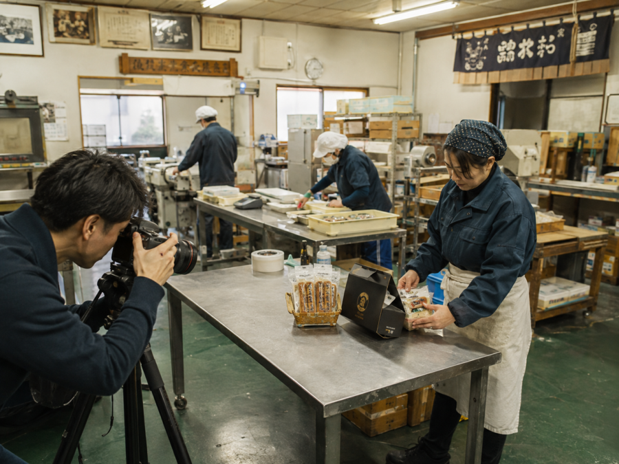 群馬県内の食品メーカーで商品と製造現場を撮影する様子