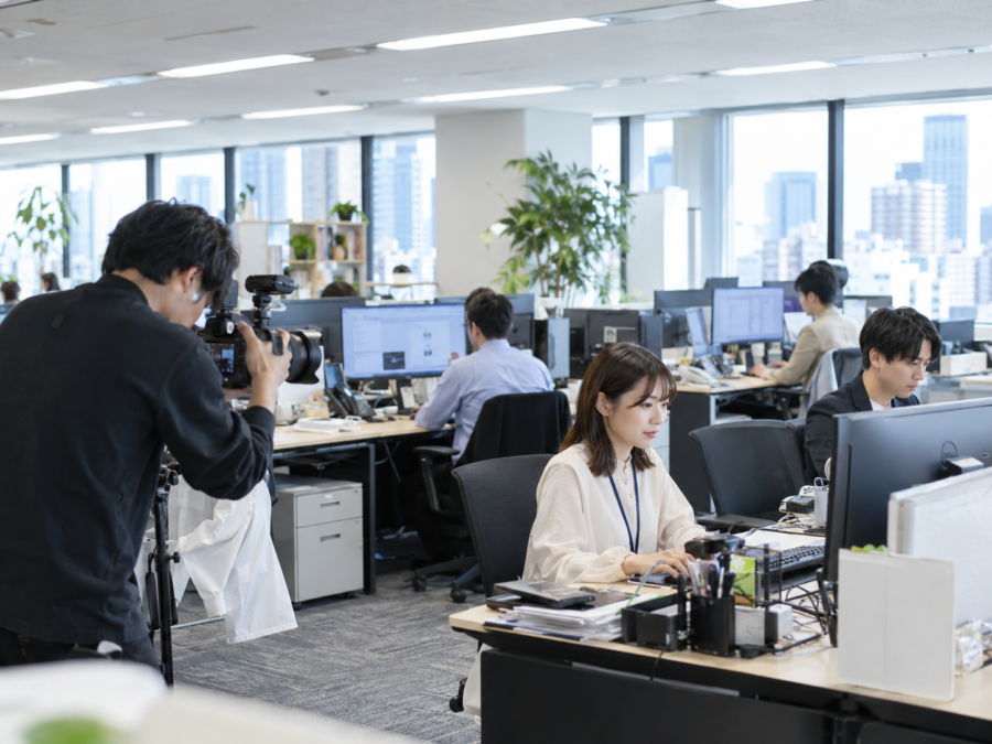 採用サイトに掲載する実際の仕事風景を撮影する様子