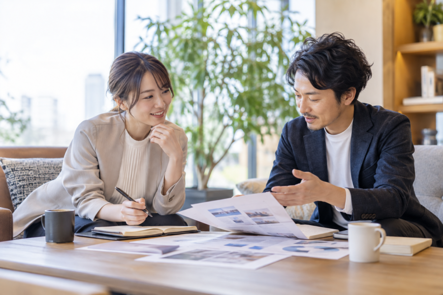 ホームページ公開後の更新や改善について制作会社へ相談する企業担当者