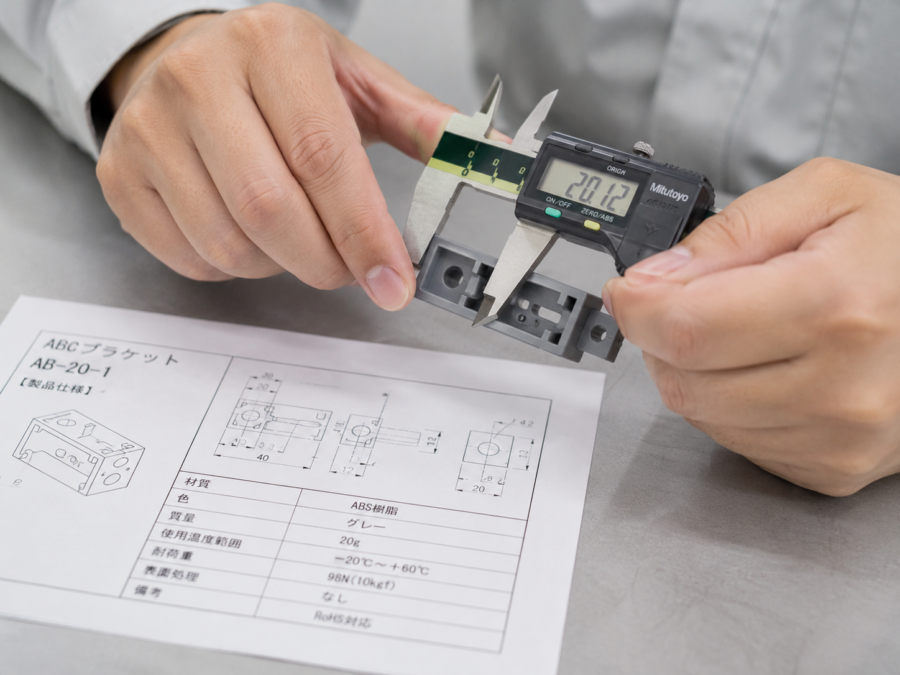 製品寸法を測定しながらカタログの仕様情報を整理する様子