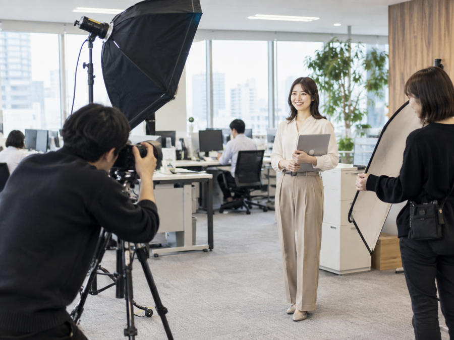 企業ホームページ用の写真撮影とWebデザイン制作を行う現場