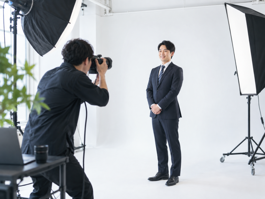 白ホリゾントスタジオでビジネスプロフィール写真を撮影する様子