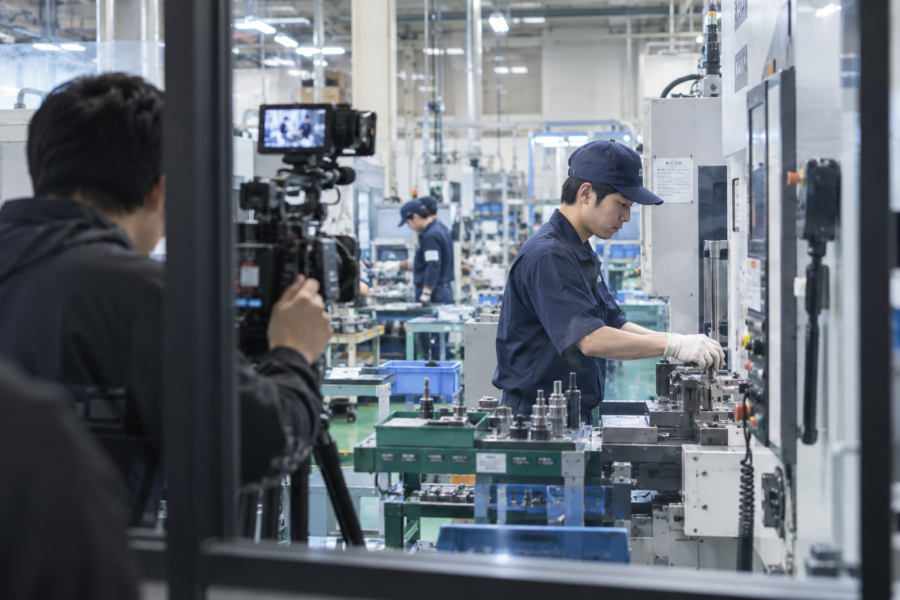 採用動画のため社員の実際の仕事風景を撮影する様子