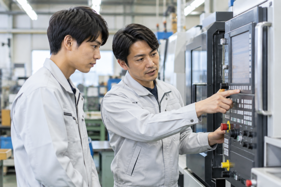 新人社員に実際の業務を教える研修風景