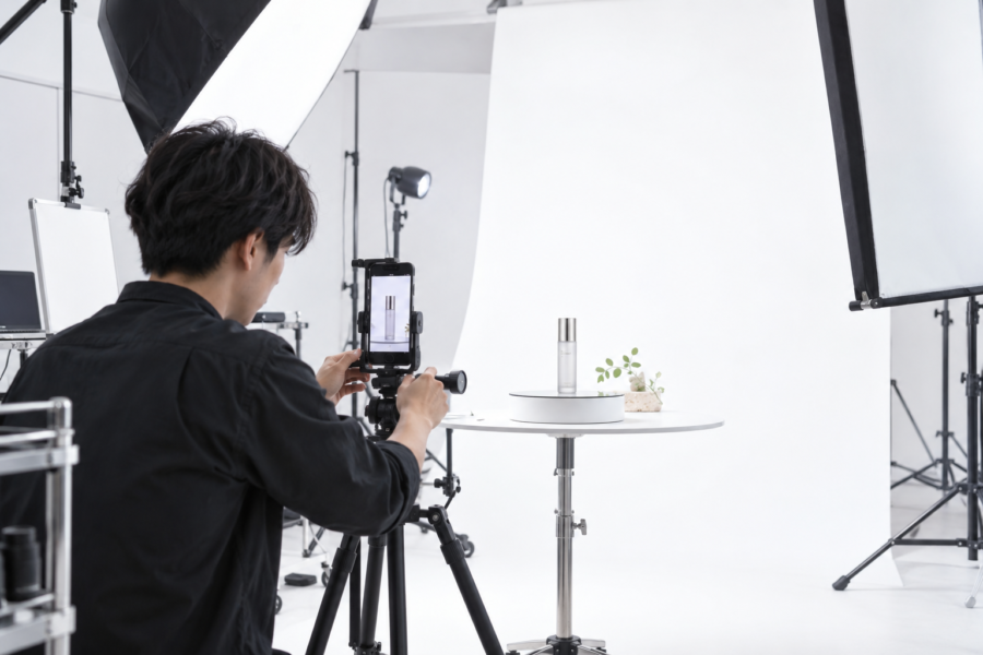 商品撮影スタジオで縦型動画を撮影する制作現場