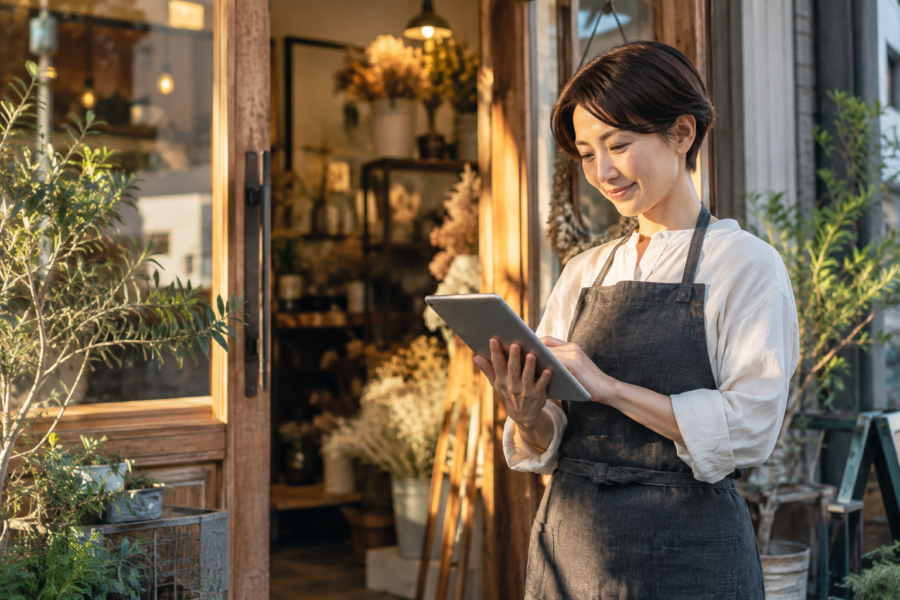 撮影した写真を使ったホームページを店舗で確認する事業者