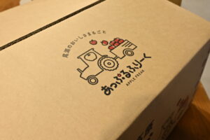 群馬県片品村のりんご園「あっぷるふりーく」様のロゴ・オリジナル段ボールデザイン